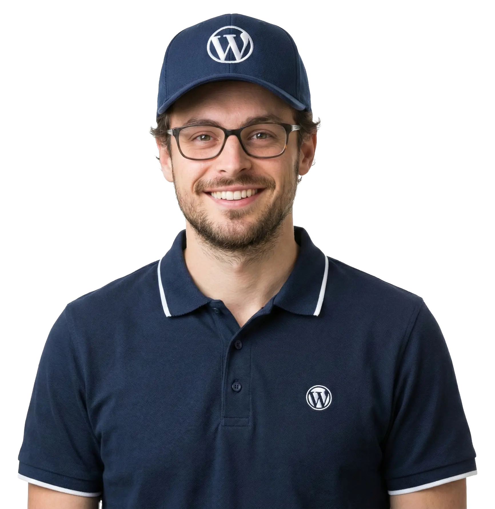 Portrait professionnel d'un consultant expert WordPress, posant avec confiance les bras croisés, vêtu d'un polo bleu marine et d'une casquette arborant le logo officiel WordPress.